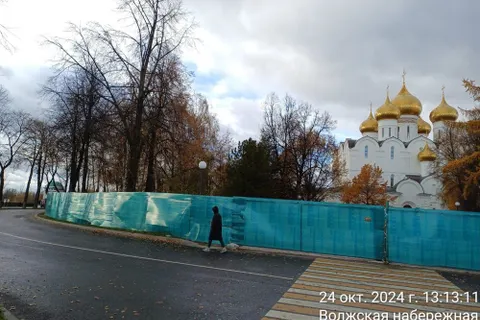 В Ярославле упал строительный забор у Успенского собора