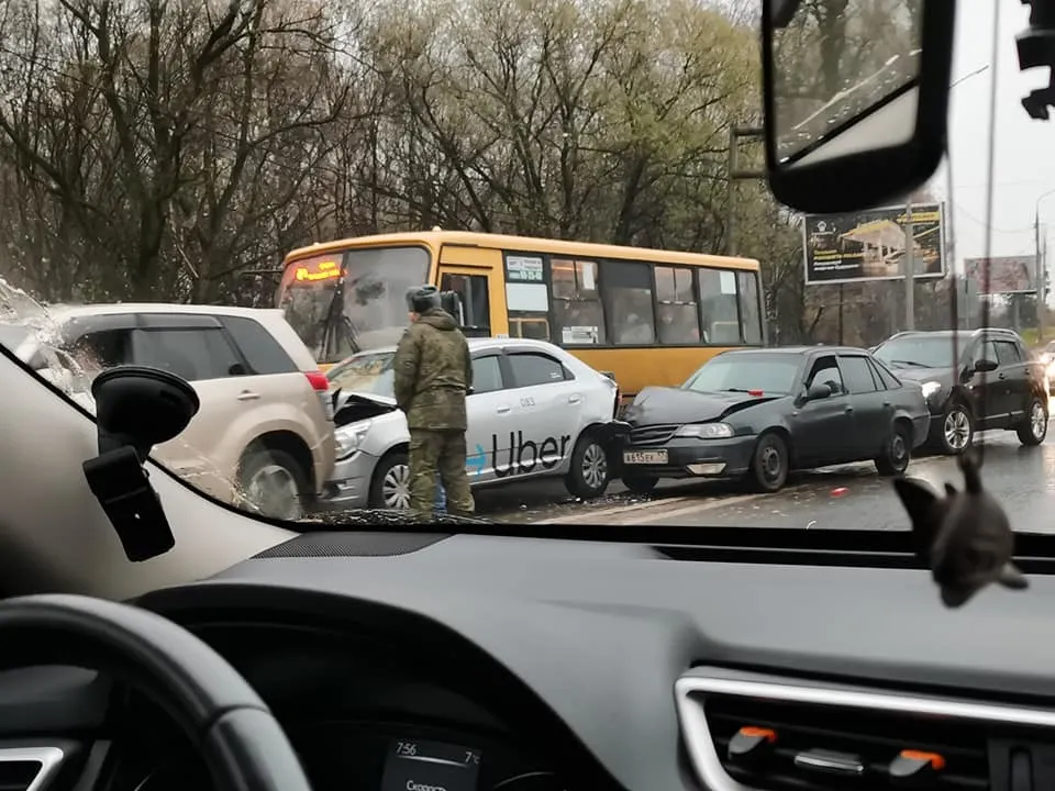 В Ярославле на съезде с Октябрьского моста образовался «паровозик»