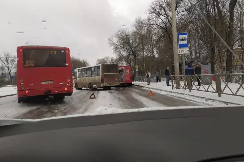 В Ярославле из-за обледеневших дорог «бьются» маршрутки