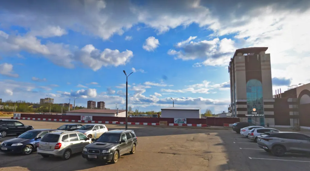В Ярославле пожарные выехали тушить здание у ТЦ «Альтаир»