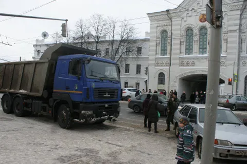 Дороги в Ярославле перекрыли снегоуборочной техникой