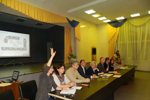 «Фи! Какие у них пустые головы и отрешенные лица!»