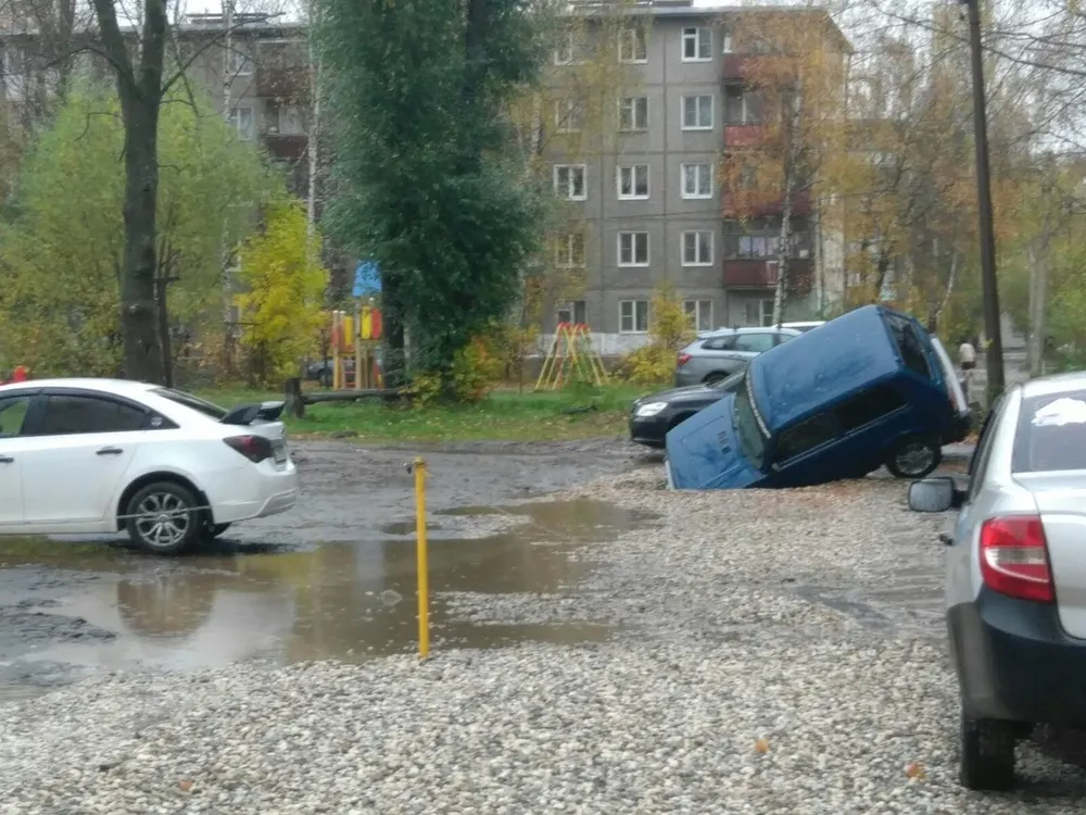 В Ярославле машину поглотила яма