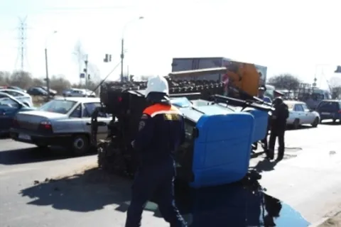 В Рыбинске трактор при перевозке выпал из МАЗА