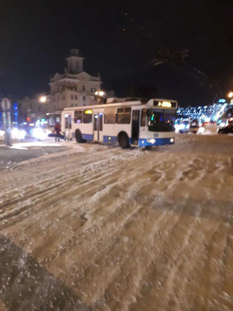 Вечером в Ярославле пассажиры толкали троллейбус