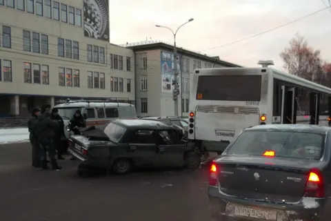 В Рыбинске Ярославской области автобус столкнулся с двумя легковушками