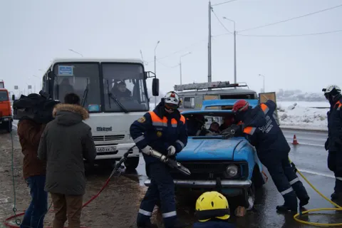 В Ярославле сотрудники МЧС «спасали детей, попавших в аварию»