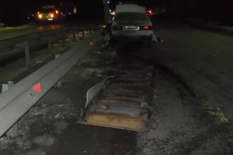 На дороге в Ярославской области «девятка» врезалась в «отбойник»