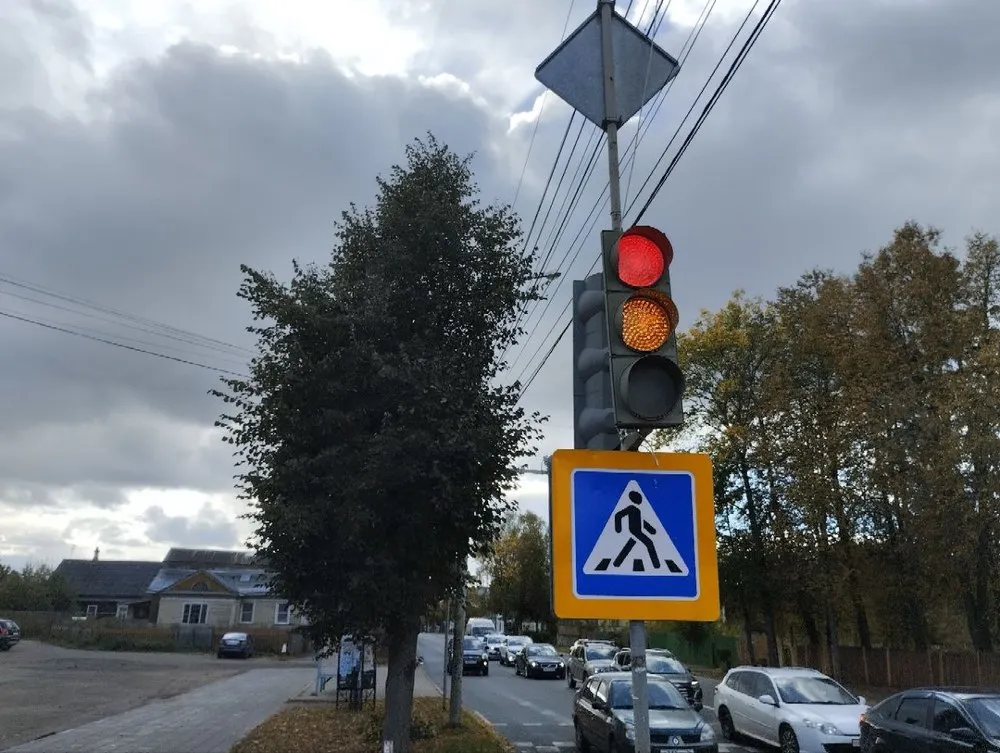 В ярославском райцентре починили светофор у школы