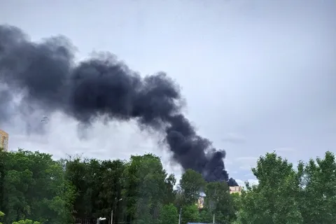 Столб черного дыма поднялся над Ярославлем