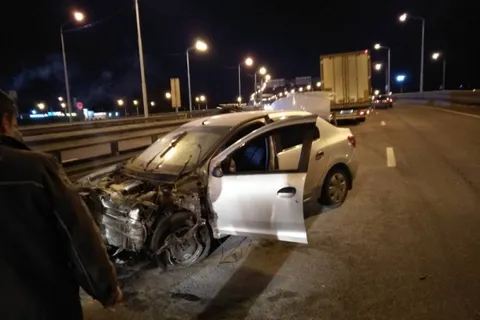 В Ярославле иномарка врезалась в отбойник: пострадал водитель