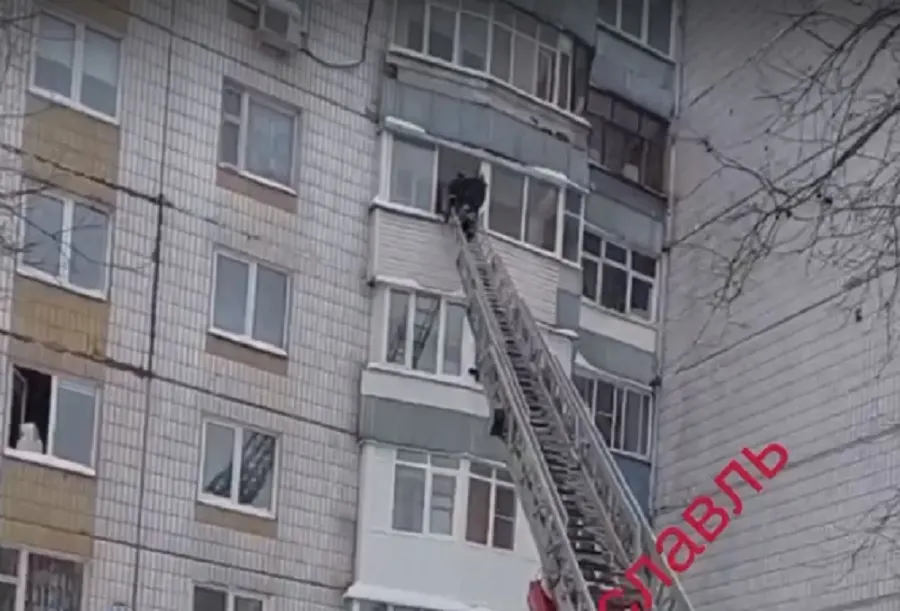 Ярославские пожарные спасли замерзавшего на балконе школьника