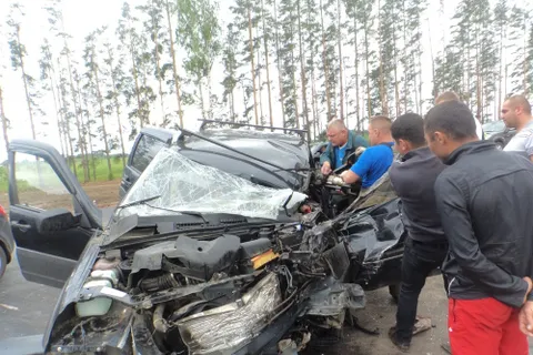 В Некрасовском районе лесовоз смял два легковых автомобиля