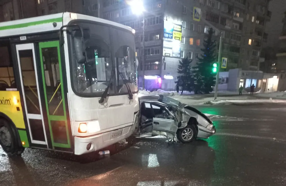 В Ярославле автобус смял легковушку