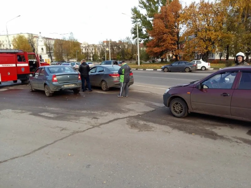 На Октябрьской площади в Ярославле не смогли разъехаться четыре машины
