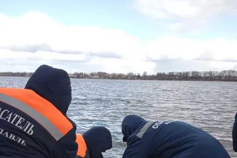 В Ярославле водолазы подняли со дна гранитную плитку Волжской Набережной