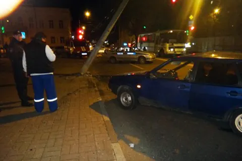 В Ярославле «Жигули» врезались в столб