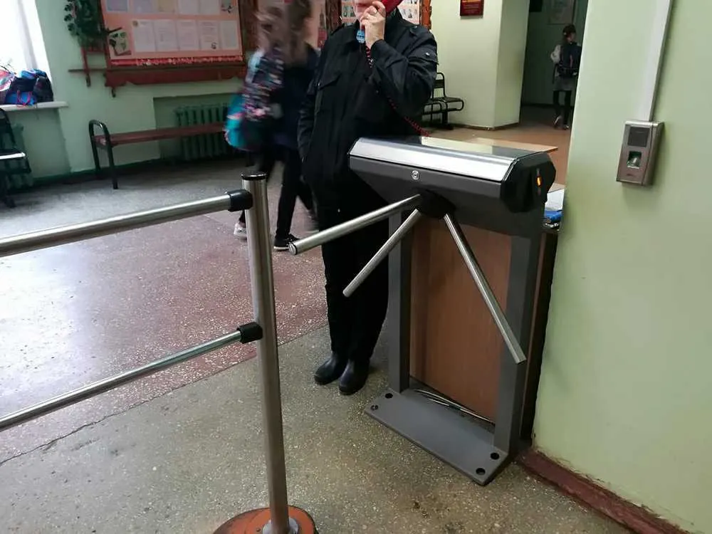 Родители учеников ярославской школы 26 рассказали, как работают турникеты