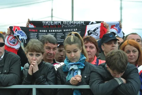 Сегодня в Ярославле в день гибели хоккеистов «Локомотива» открыт монумент «Хоккейное братство». Фоторепортаж