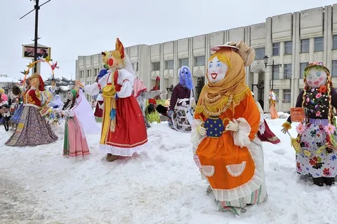 В центре Ярославля начался конкурс масленичных кукол. Фоторепортаж
