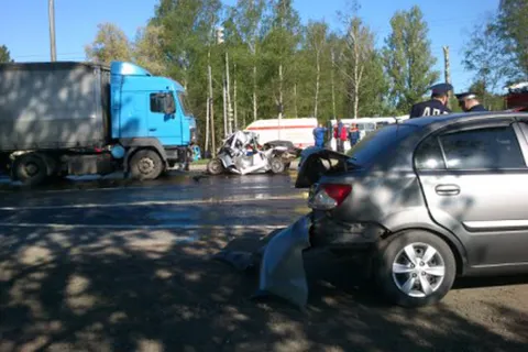 В Ярославском районе в тройном ДТП грузовик раздавил «ВАЗ»
