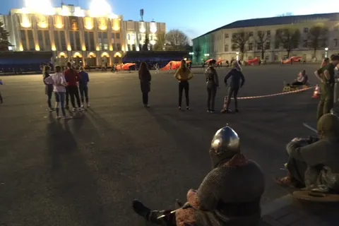 Ярославль, Советская площадь: витязи и девушки с красными полотнищам