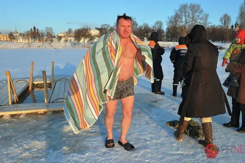 В Ярославской области в Крещение по данным МЧС в прорубь окунулось около девяти тысяч человек. С фото