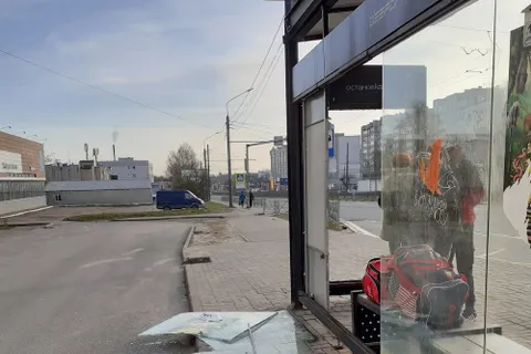 В Ярославле вандалы разнесли автобусную остановку