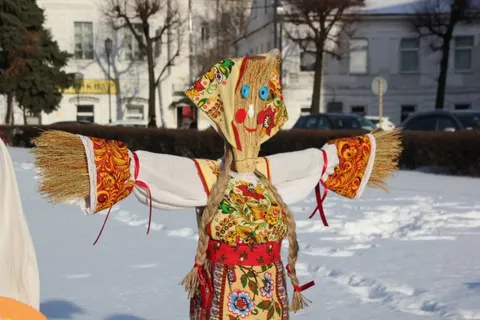 В центре Ярославля начали устанавливать масленичных кукол