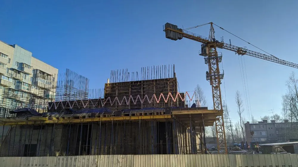 С витражными дверями: в Ярославле начали строить обещанное президентом общежитие