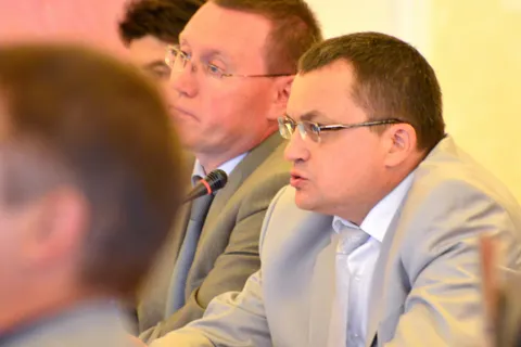 Заместители мэра Ярославля пришли на заседание муниципалитета в красивых костюмах и красивых галстуках. Фото