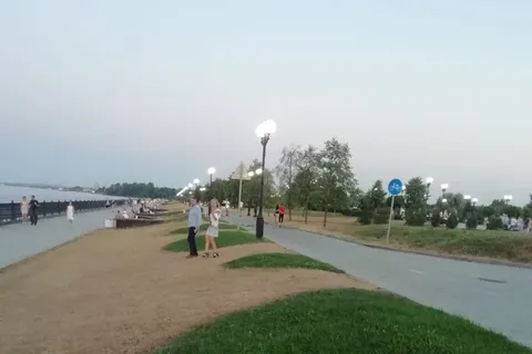После требований мэра Ярославля трава на Стрелке не позеленела
