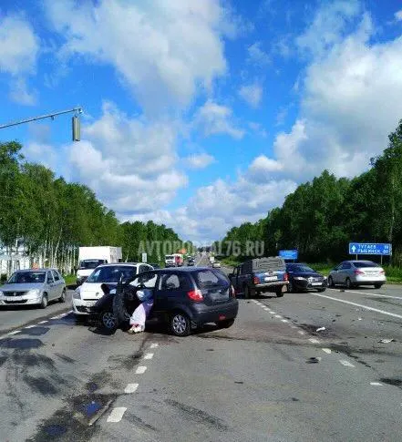 Одна из четырех пострадавших в тройном ДТП на въезде в Ярославль погибла