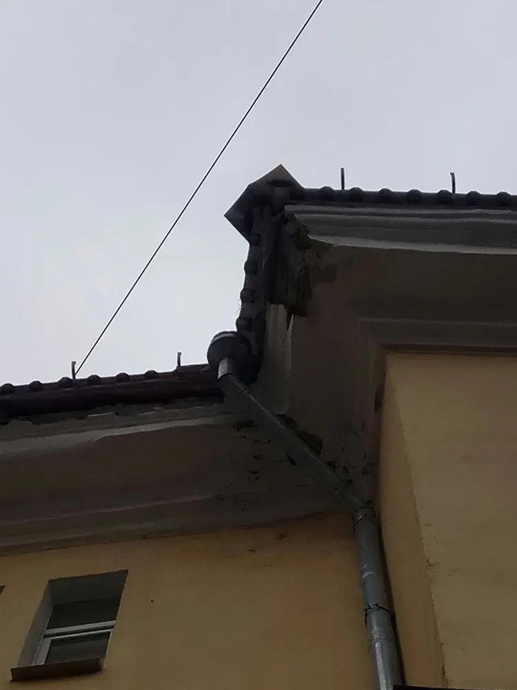 С дома в центре Ярославля падают куски штукатурки