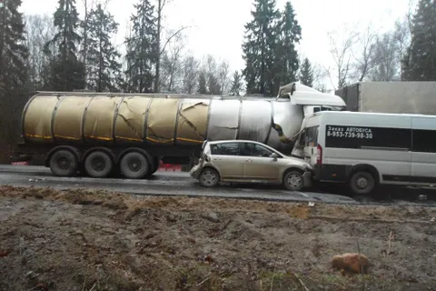 В Ярославской области столкнулись восемь автомобилей