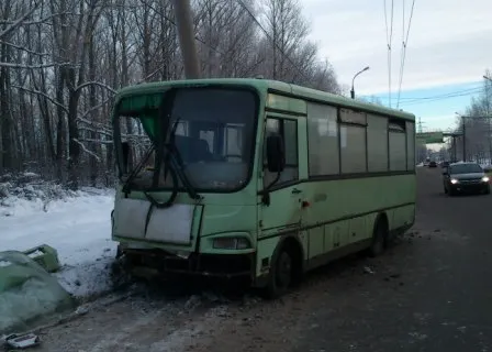 В Ярославле ПАЗик врезался в фонарный столб