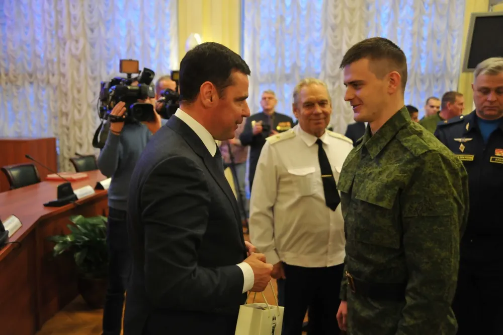Ярославские ребята отправляются служить в Президентский и Преображенский полки
