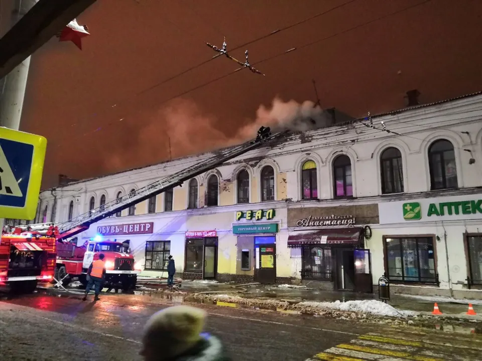 В центре Рыбинска горит торговый центр