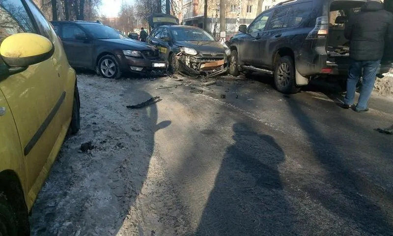 Движение на ярославской улице заблокировало тройное ДТП с участием такси