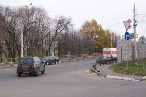 Опасные участки дорог в Ярославле начали посыпать технической солью