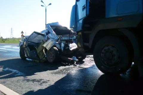 В Ярославском районе в тройном ДТП грузовик раздавил «ВАЗ»
