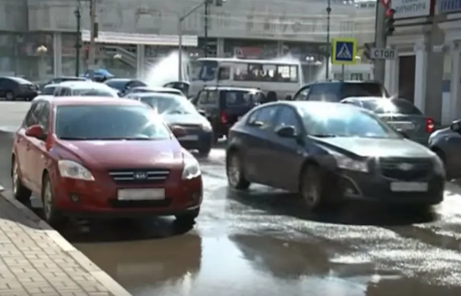 В центре Ярославля затопило проезжую часть улицы