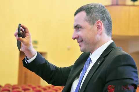 Депутат муниципалитета Ярославля Алексей Малютин не мог найти себе места, пока его дочь выступала на Первенстве города по фитнесу. Фоторепортаж