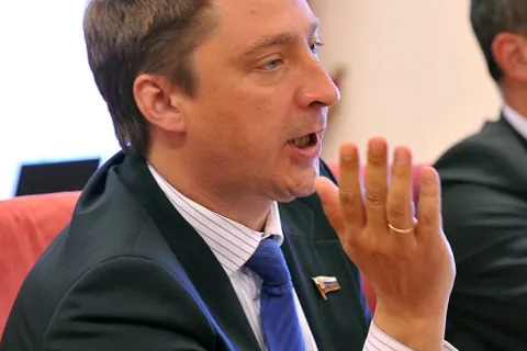 Депутат Ярославской областной Думы Владимир Тихомиров строительство бани в Борисоглебском районе почему-то увязал с борьбой с алкоголем. Фото с заседания Думы