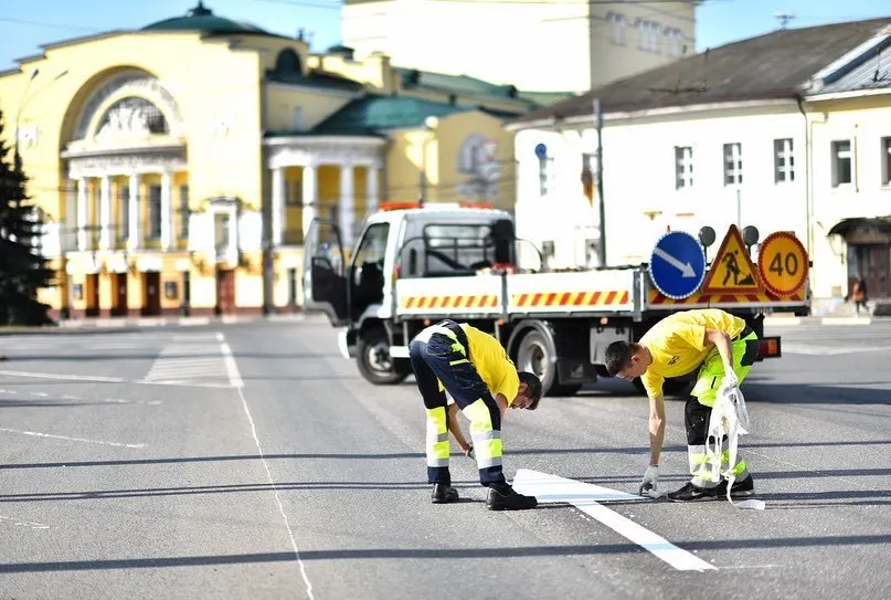 В центре Ярославля начали наносить дорожную разметку