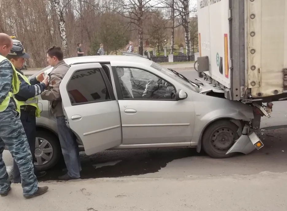 В Рыбинске «Рено Логан» въехал под грузовой автомобиль «Рено Магнум»