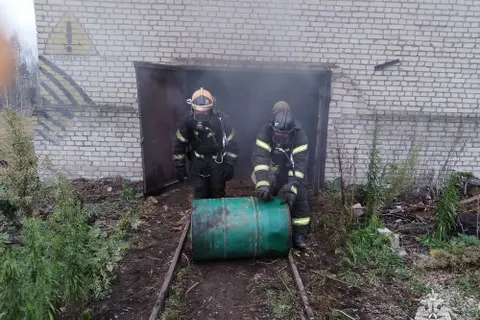 На станции под Ярославлем загорелся склад с лесом