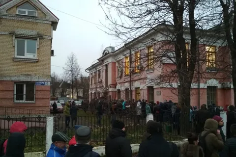 Фото дня: очередь в ярославскую «наркологичку» бьет все рекорды