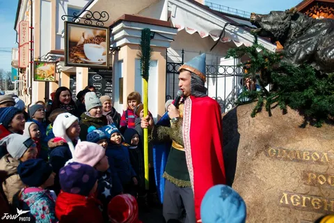 В Ярославле разбудили бронзового медведя