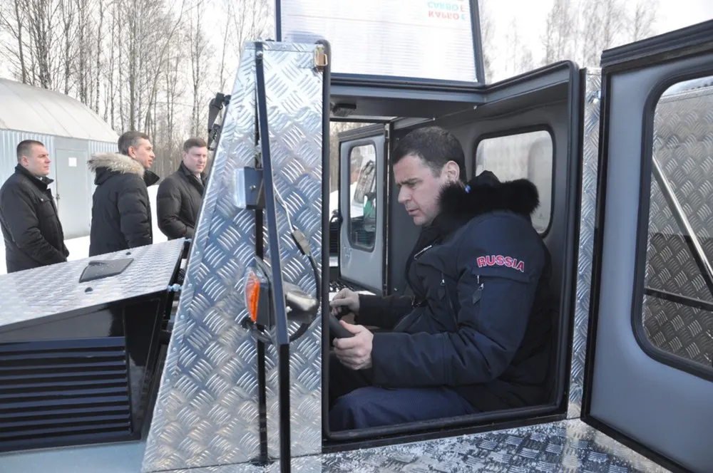 Дмитрий Миронов сел за руль ярославского вездехода «Странник»